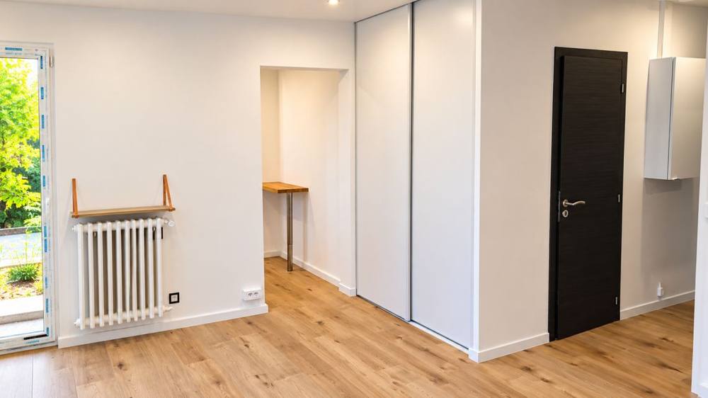 Finitions : intérieur rénové avec parquet et peinture soignée