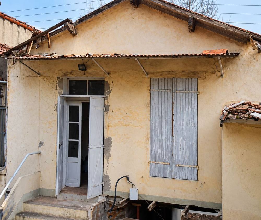 Façade d'une maison ancienne avant rénovation