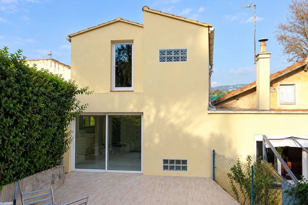 Maison de village rénovée, façade ocre